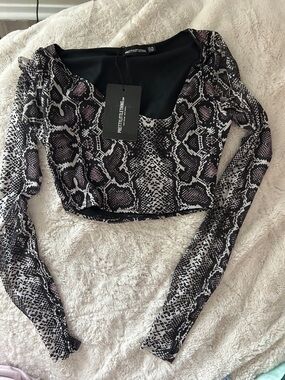 PrettyLittleThing Black White Snake Print Long Sleeve Crop Top